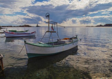 Denizde teknelerle güzel manzara