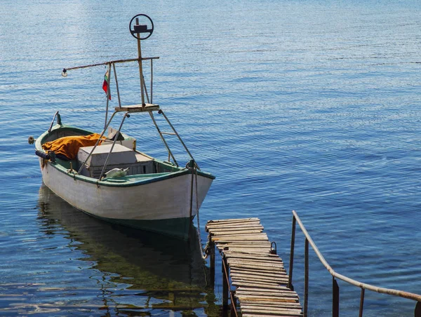 Bellissimo Paesaggio Con Barca Nel Mare — Foto Stock