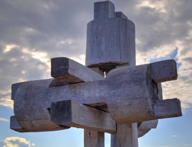 Güzel ahşap heykel mavi gökyüzü arka plan üzerinde