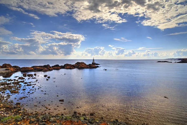 Bela Paisagem Com Farol Mar Azul — Fotografia de Stock