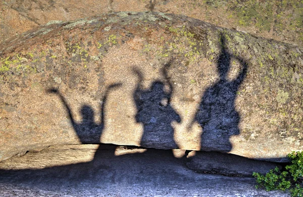Shadows Happy People Rocks — Stock Photo, Image
