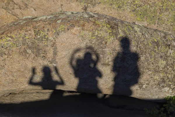 岩石上快乐的人的影子 — 图库照片