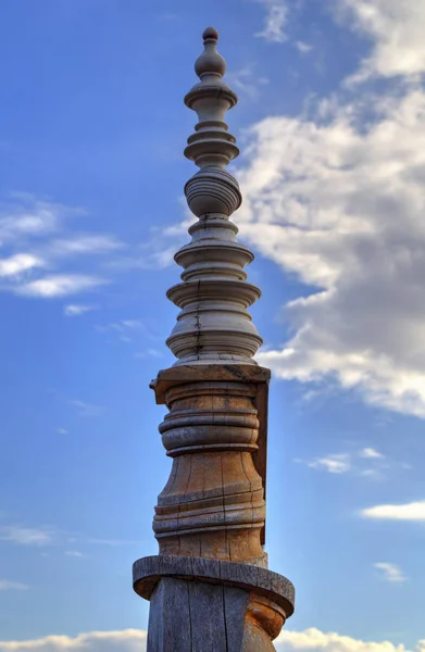 Schöne Holzskulptur Auf Blauem Himmel Hintergrund — Stockfoto