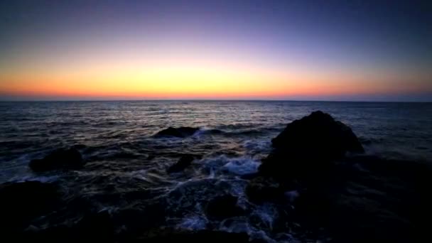 Hermoso Amanecer Sobre Costa Rocosa — Vídeo de stock