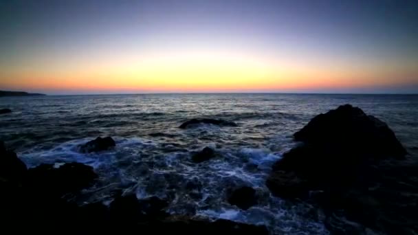 Hermoso Amanecer Sobre Costa Rocosa — Vídeos de Stock