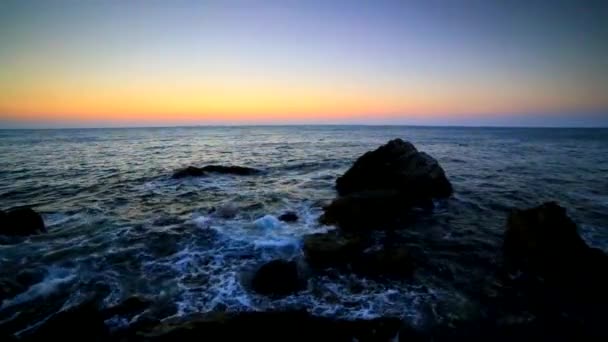 Schöner Sonnenaufgang Über Dem Felsigen Ufer — Stockvideo