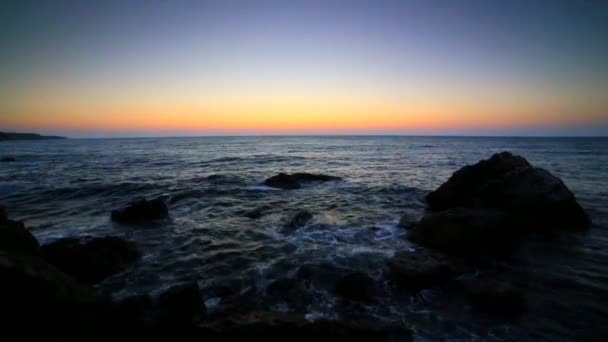 Восход Солнца Над Скалистым Берегом — стоковое видео
