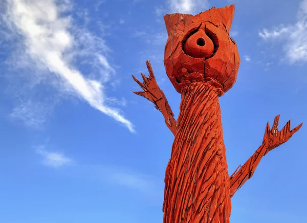 Schöne Holzskulptur Auf Blauem Himmel Hintergrund — Stockfoto