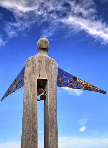 青い空を背景に美しい木製彫刻 — ストック写真