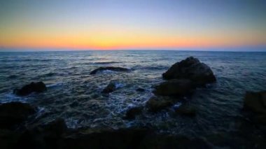 Kayalık sahil üzerinde güzel gündoğumu