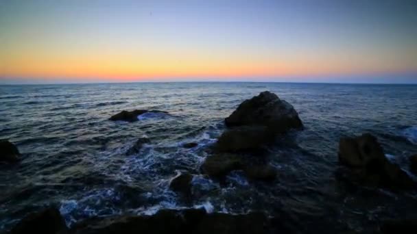 Schöner Sonnenaufgang Über Dem Felsigen Ufer — Stockvideo