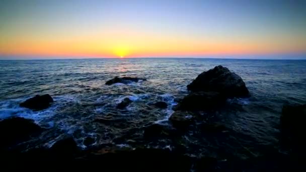 美丽的日出在岩石海岸 — 图库视频影像