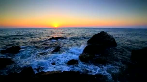 岩の多い海岸の美しい日の出 — ストック動画