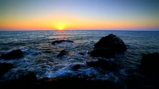 岩の多い海岸の美しい日の出 — ストック動画