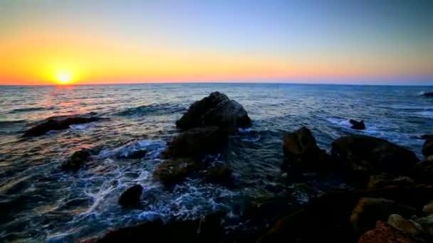 Hermoso Amanecer Sobre Costa Rocosa — Vídeos de Stock