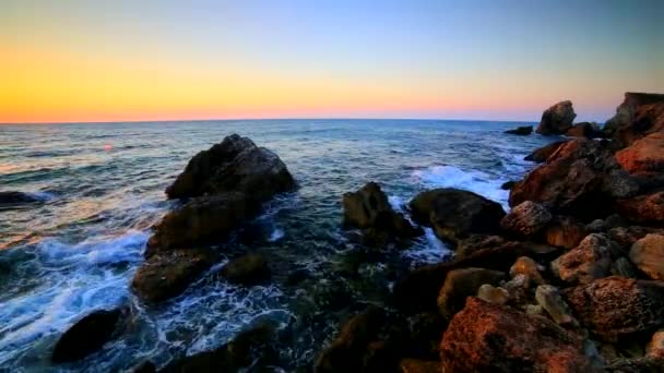 美丽的日出在岩石海岸 — 图库视频影像