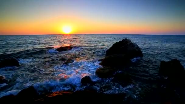 Прекрасний Схід Сонця Над Скелястим Берегом — стокове відео