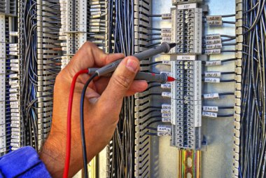 Kumanda terminalleri ve görünümü içindeki kablolar ile