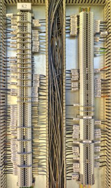 Kumanda terminalleri ve görünümü içindeki kablolar ile