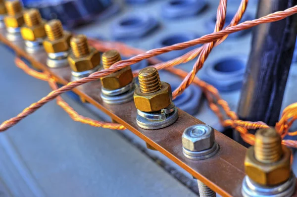 Elektrik kontrol kabin içinde otobüs terminalleri ve teller ile topraklama