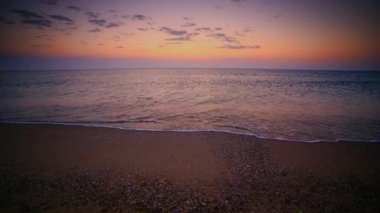 Plaj üzerinde güzel gündoğumu