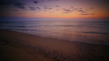 Plaj üzerinde güzel gündoğumu