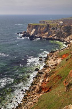 Güzel manzara mavi deniz ve kayalık sahil ile