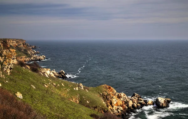 Beau Paysage Avec Mer Bleue Rivage Rocheux — Photo