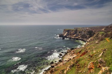 Güzel manzara mavi deniz ve kayalık sahil ile