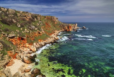 Güzel manzara mavi deniz ve kayalık sahil ile