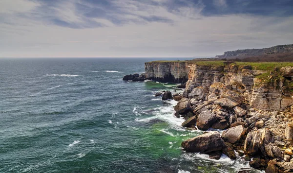美丽的风景与蓝色的海和岩石海岸 — 图库照片