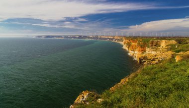 Güzel manzara mavi deniz ve kayalık sahil - panoramik görünümü ile