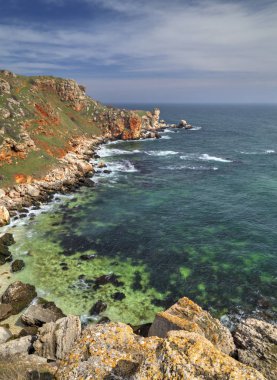 Güzel manzara mavi deniz ve kayalık sahil ile