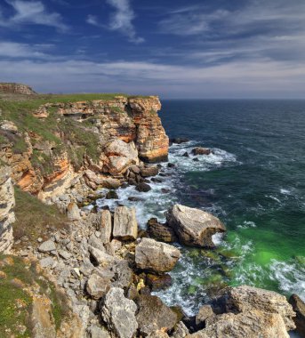 Güzel manzara mavi deniz ve kayalık sahil ile