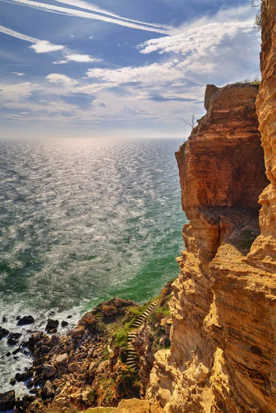 Красивый Пейзаж Голубым Морем Скалистым Берегом — стоковое фото