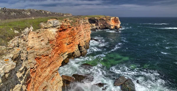 Красивый Пейзаж Голубым Морем Скалистым Берегом — стоковое фото