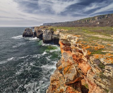 Güzel manzara mavi deniz ve kayalık sahil - panoramik görünümü ile
