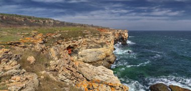 Güzel manzara mavi deniz ve kayalık sahil - panoramik görünümü ile