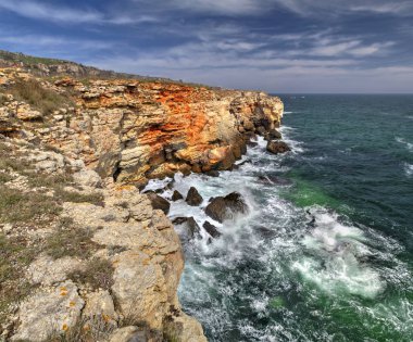 Güzel manzara mavi deniz ve kayalık sahil - panoramik görünümü ile