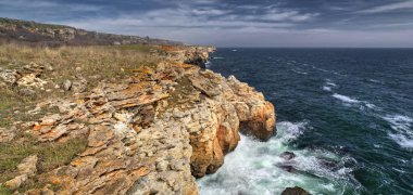 Güzel manzara mavi deniz ve kayalık sahil - panoramik görünümü ile