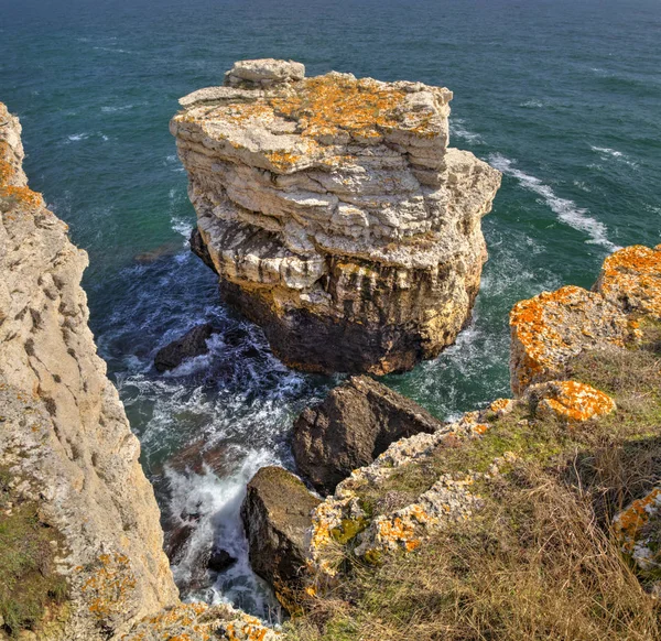 Красивый Пейзаж Голубым Морем Скалистым Берегом — стоковое фото