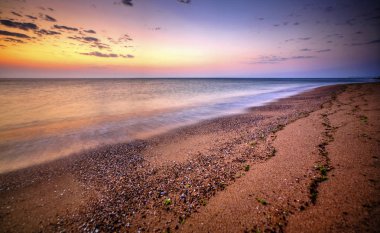 Plaj üzerinde güzel gündoğumu