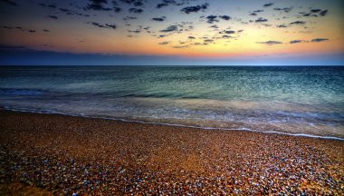 Plaj üzerinde güzel gündoğumu