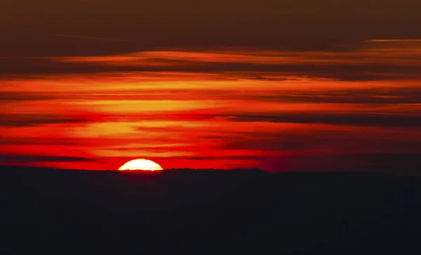 Belo Pôr Sol Com Nuvens Coloridas — Fotografia de Stock