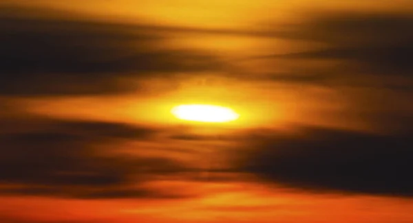 Belo Pôr Sol Com Nuvens Coloridas — Fotografia de Stock