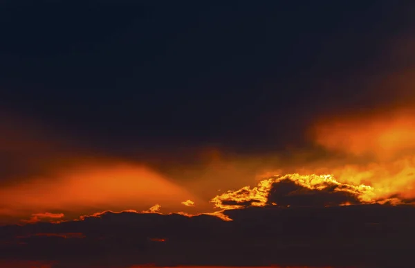 Hermosa Puesta Sol Con Nubes Dramáticas Cielo — Foto de Stock