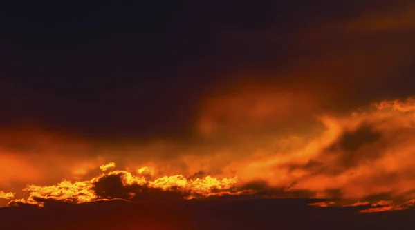 Hermosa Puesta Sol Con Nubes Dramáticas Cielo — Foto de Stock