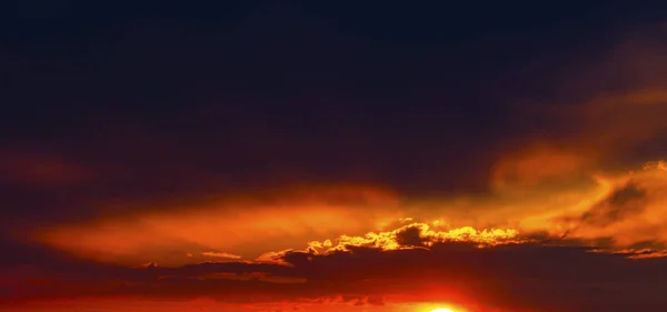 Закат Резкими Облаками Небе — стоковое фото