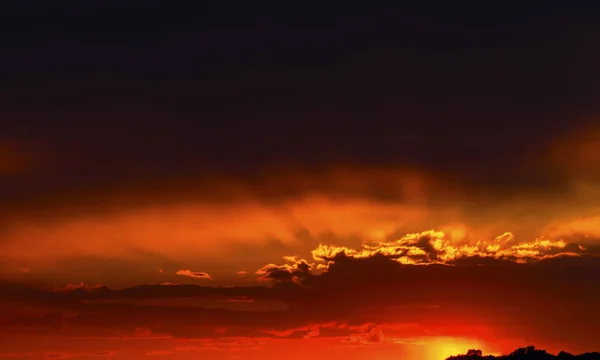 Прекрасний Захід Сонця Драматичними Хмарами Небі — стокове фото
