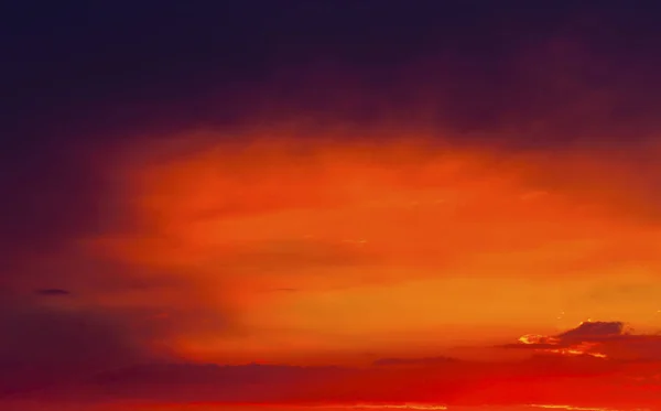 Dramatik Bulutlu Gökyüzü Üzerinde Güzel Gün Batımı — Stok fotoğraf